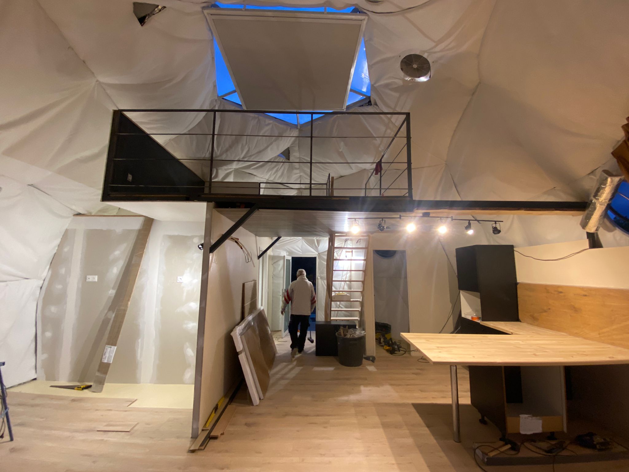 Pose des cloisons intérieures et finitions de l'hébergement insolite, création des espaces de vie pour vos futurs séjours dans les Corbières.