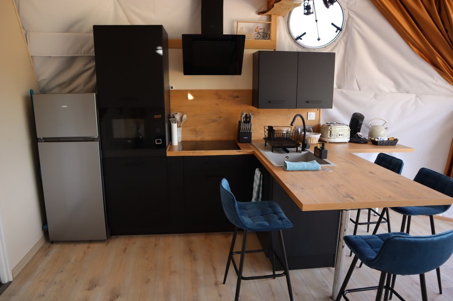 Cuisine équipée du Dôme la Bulle d'Amour dans l'Aude pour vos repas en amoureux.