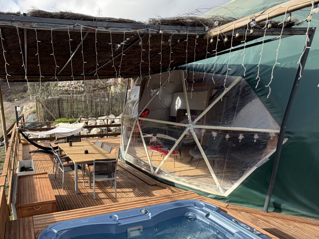Dôme romantique avec spa privatif et terrasse en bois en pleine nature en Occitanie