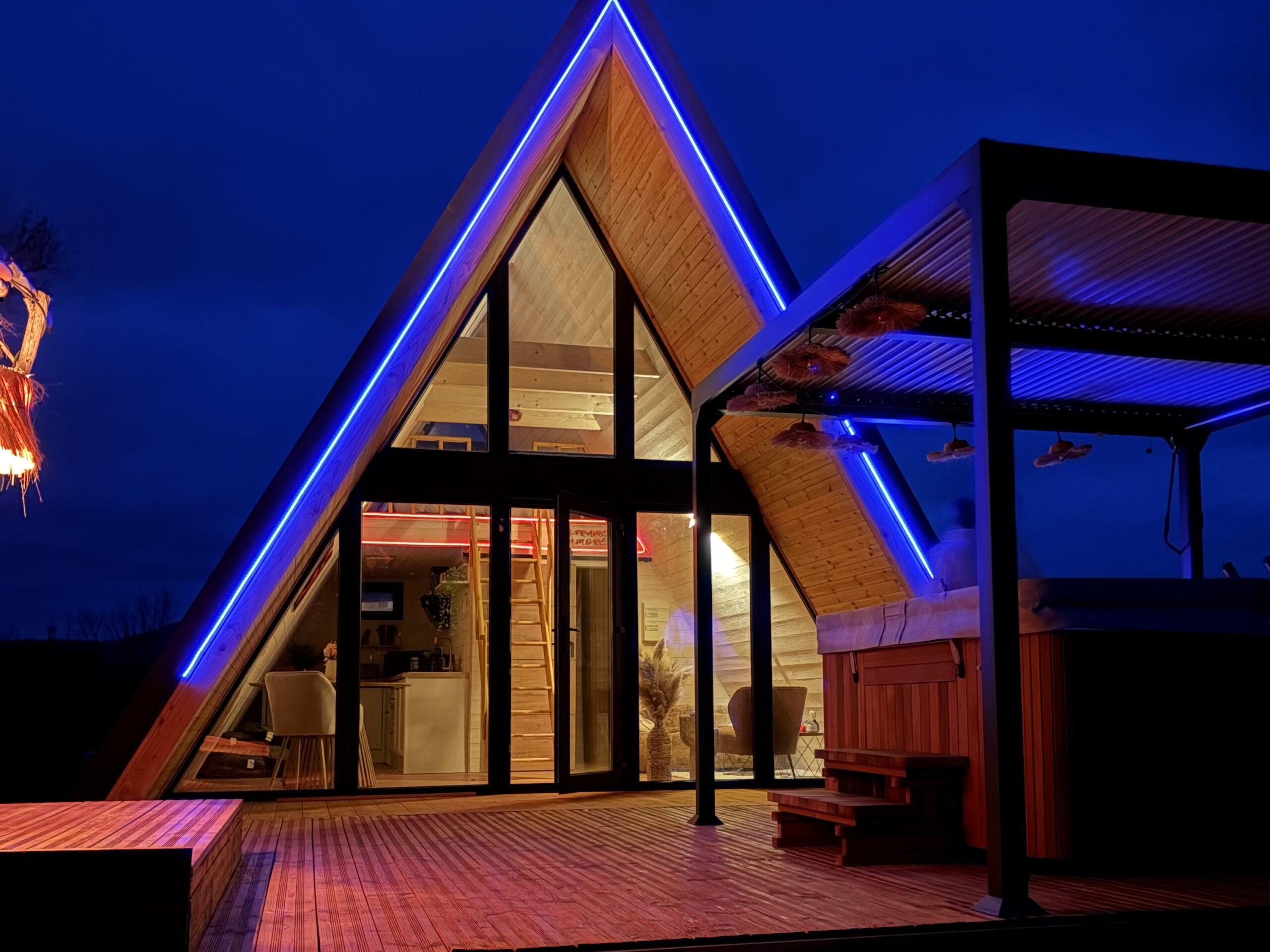 A-Frame de nuit avec led et son spa privatif en Occitanie