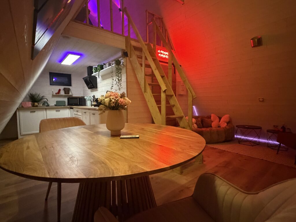 Intérieur boisé et chaleureux de la cabane A-Frame L'Amoré à Durban-Corbières.