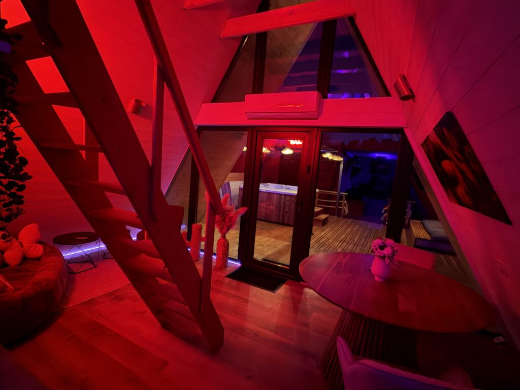 Ambiance romantique dans la cabane en A Amoré, dans l'Aude avec spa privatif - A-Frame séjour romantique