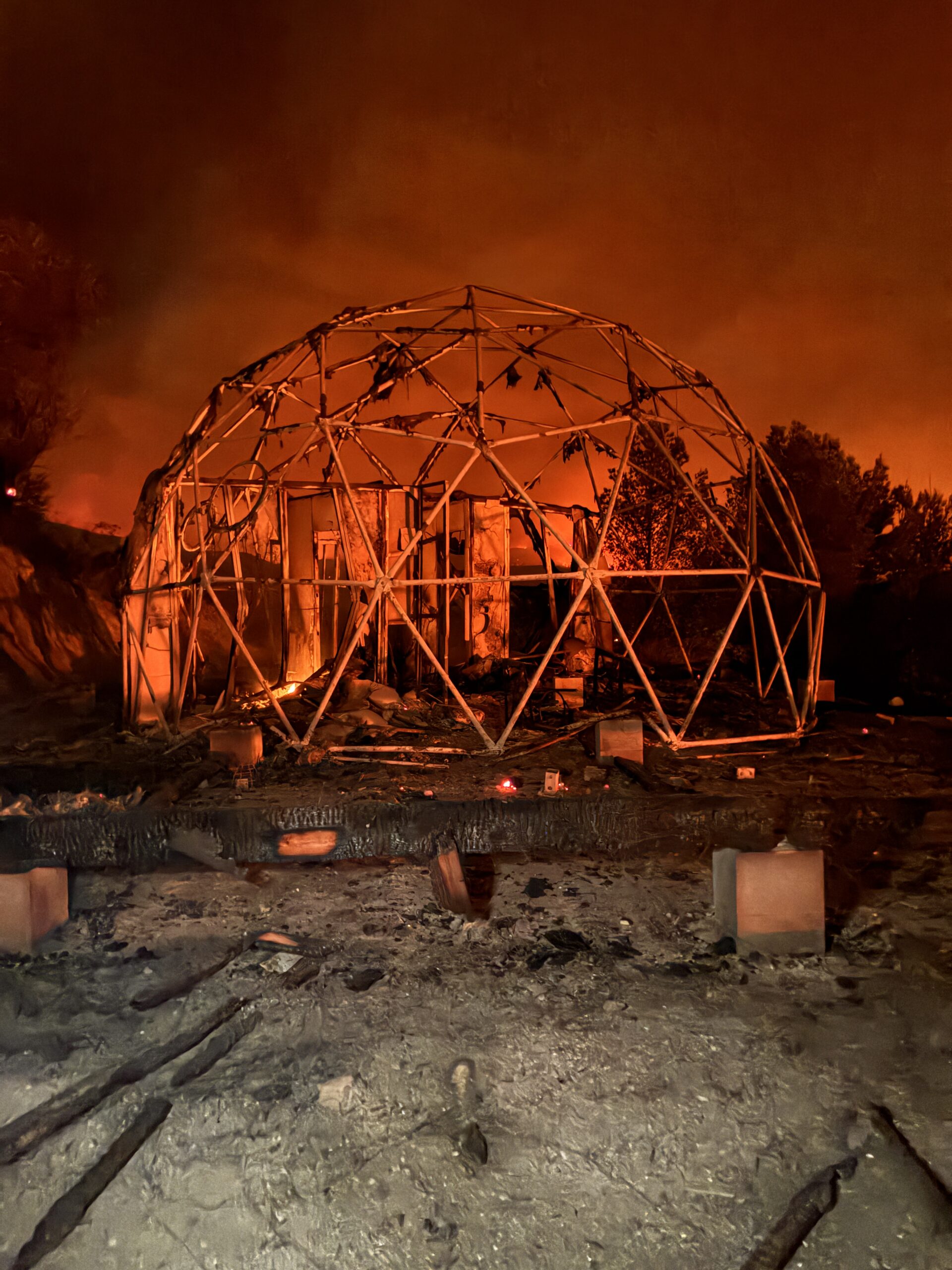 Structure métallique du Love Cocoon restée debout après l'incendie, témoignage de la résilience de notre projet au cœur des Corbières.