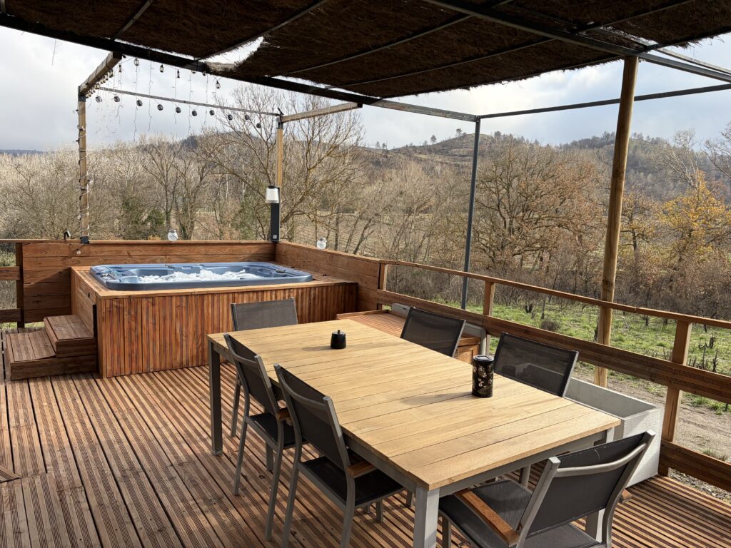 Dome romantique avec spa privatif et terrasse en bois, vue sur les Corbières en Occitanie