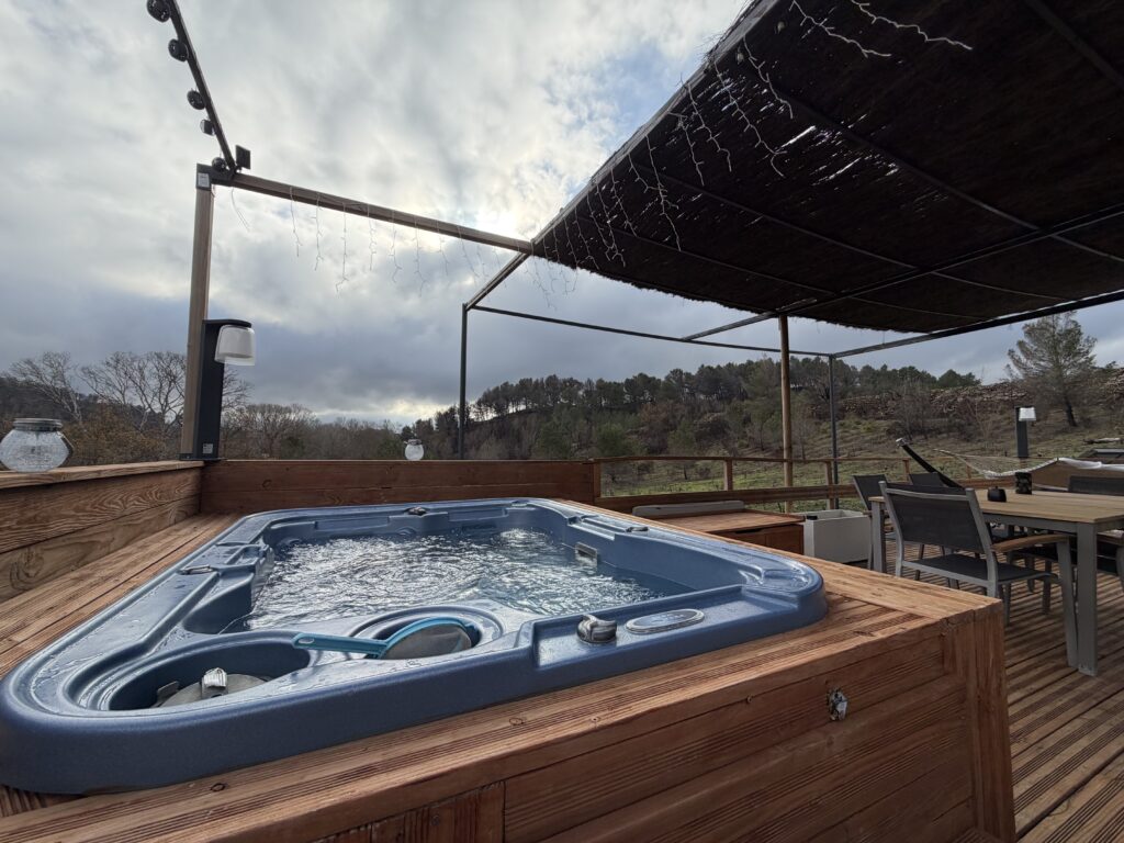 Spa privatif avec vue sur la nature, terrasse en bois du dôme romantique en Occitanie