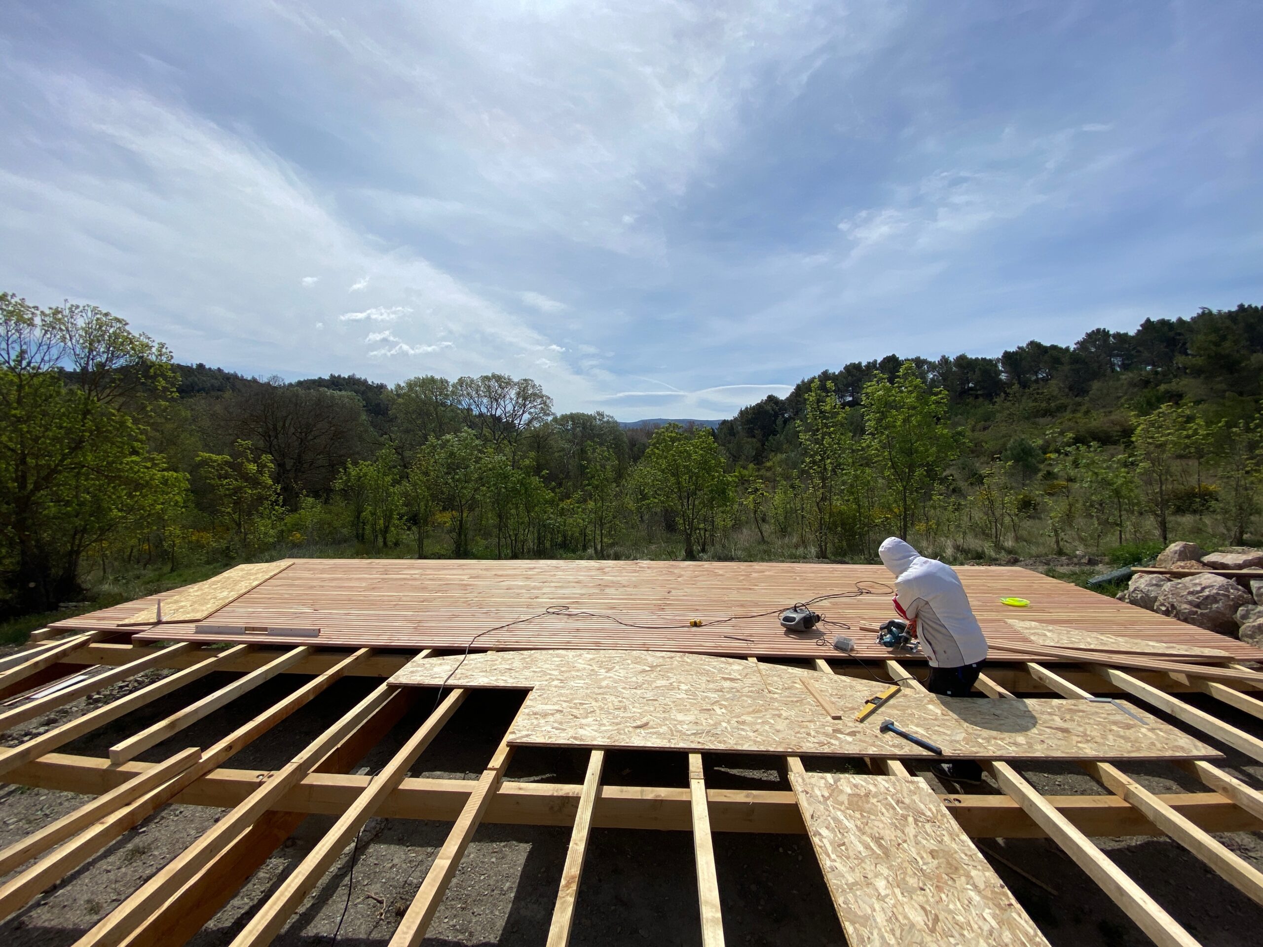 Construction artisanale de la plateforme en bois pour la bulle insolite, une étape clé de notre histoire au cœur de la garrigue dans l'Aude.