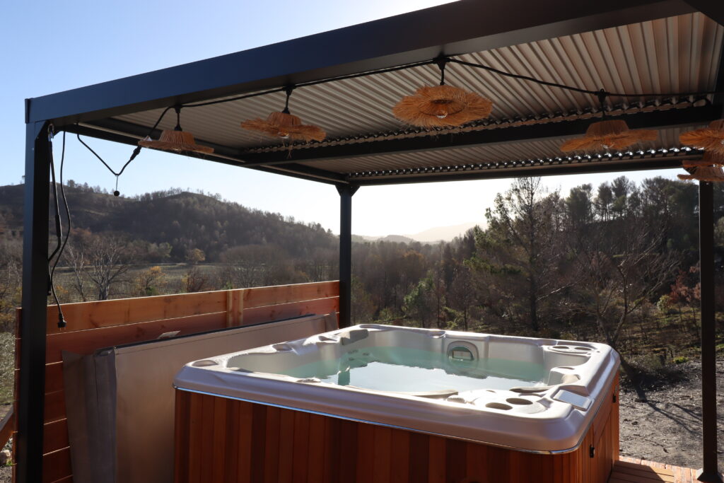 Spa privatif extérieur chauffé avec vue sur la nature aux Corbières - Cabane L'Amoré en Occitanie
