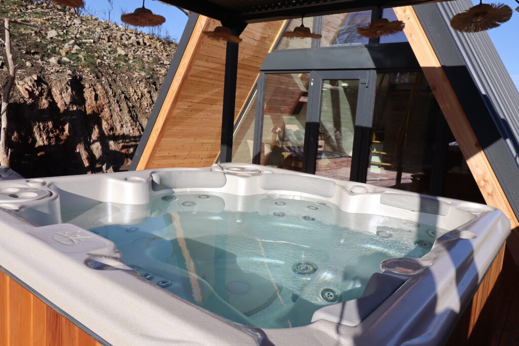 Spa privatif chauffé pour une nuit insolite en cabane en A Occitanie