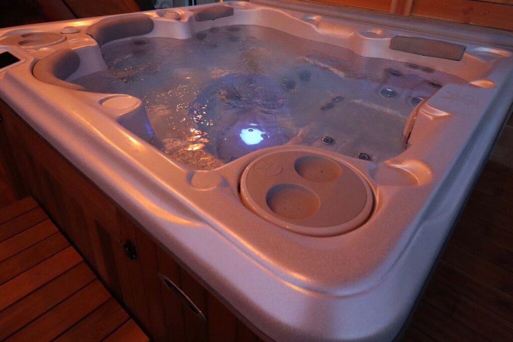 Spa privatif chauffé de nuit dans un hébergement insolite pour couple en Occitanie