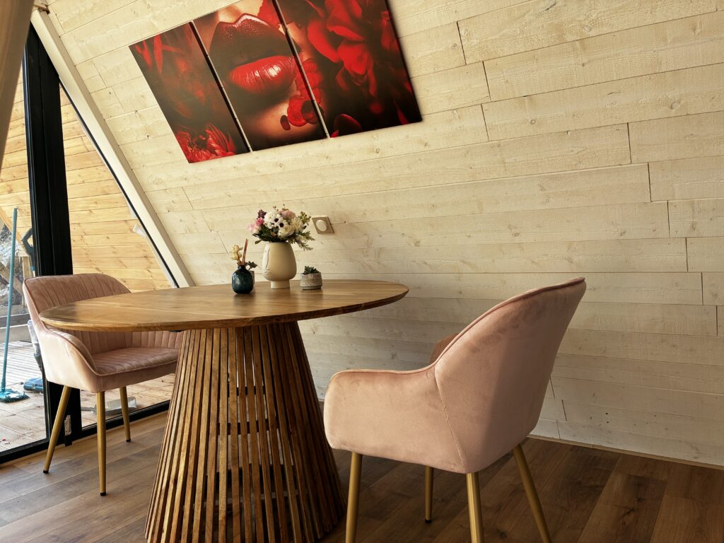 Coin repas chaleureux dans la cabane en A L'Amoré, ambiance romantique en Occitanie