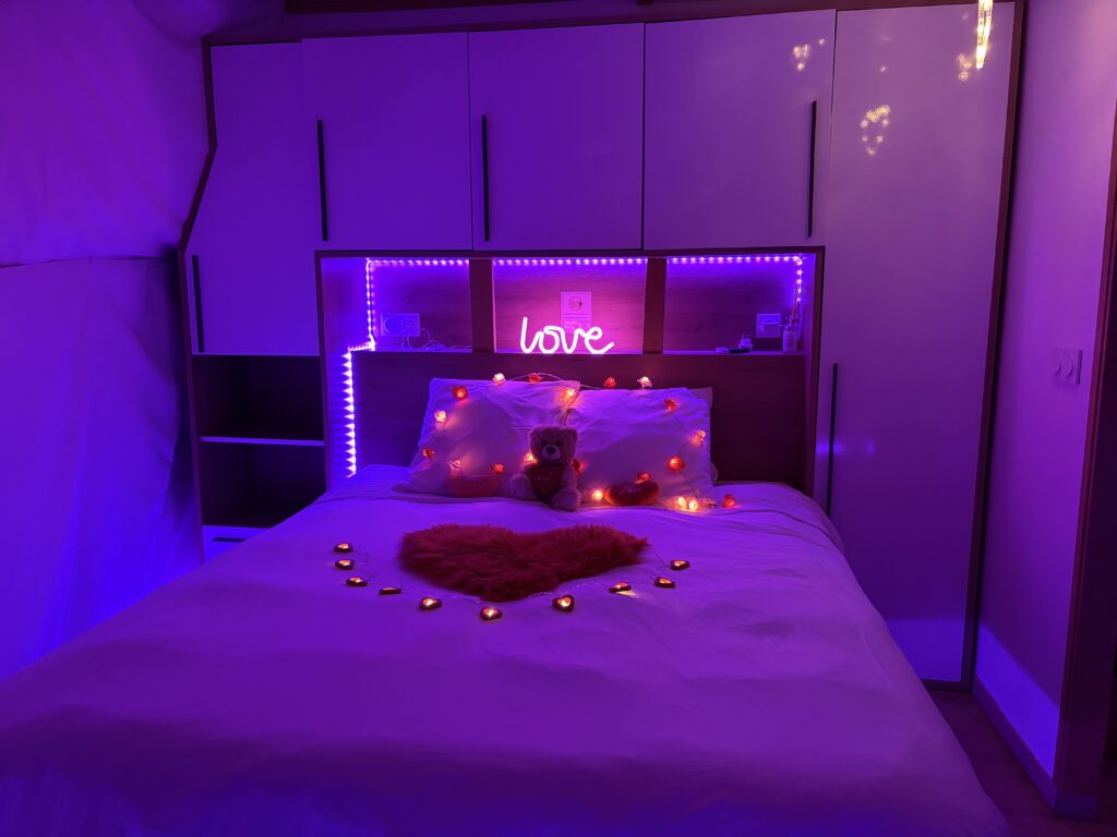 Le lit Queen size du dôme La bulle d'Amour, et sa décoration romantique, love room. En Occitanie avec spa privatif.