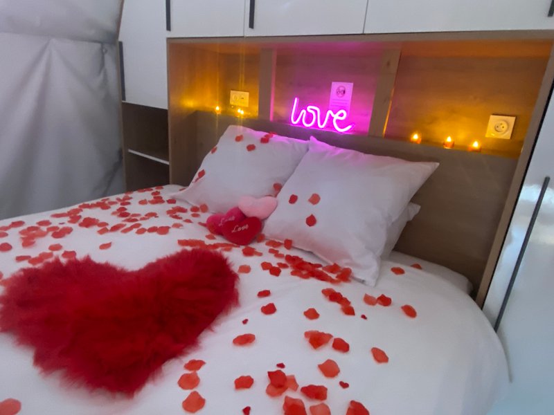 Décoration romantique spécial weekend en amoureux en Occitanie dans notre Dôme insolite avec spa privatif