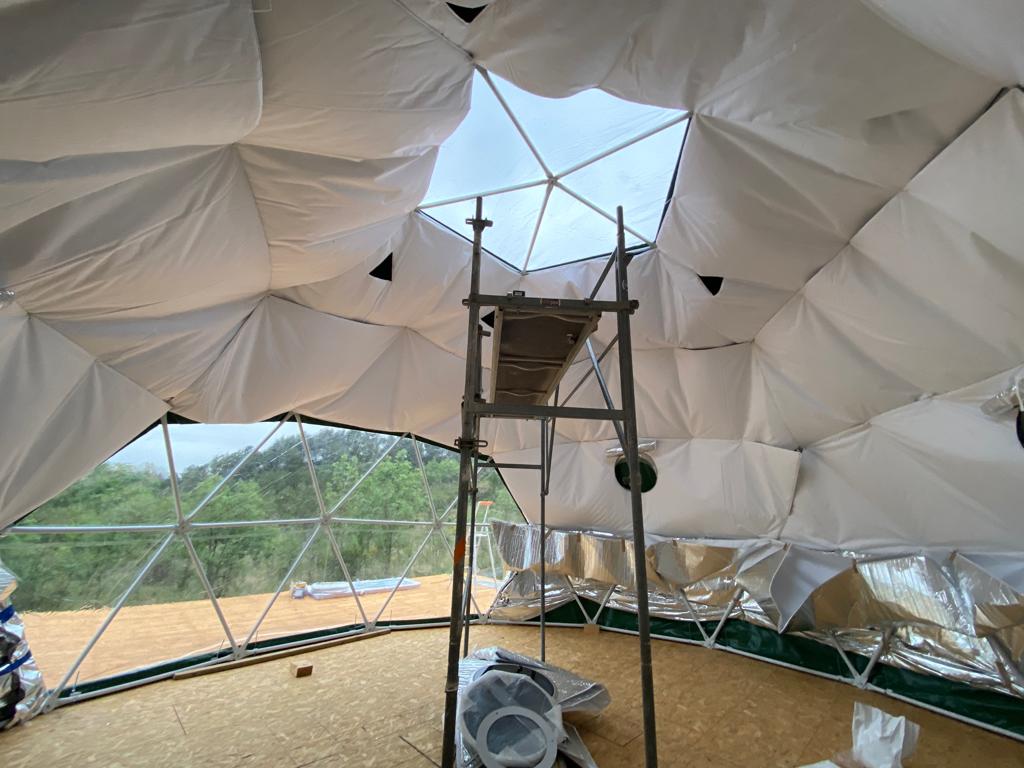 Montage de la structure métallique hors d'eau hors d'air de l'hébergement insolite, une étape solide de notre histoire dans l'Aude.