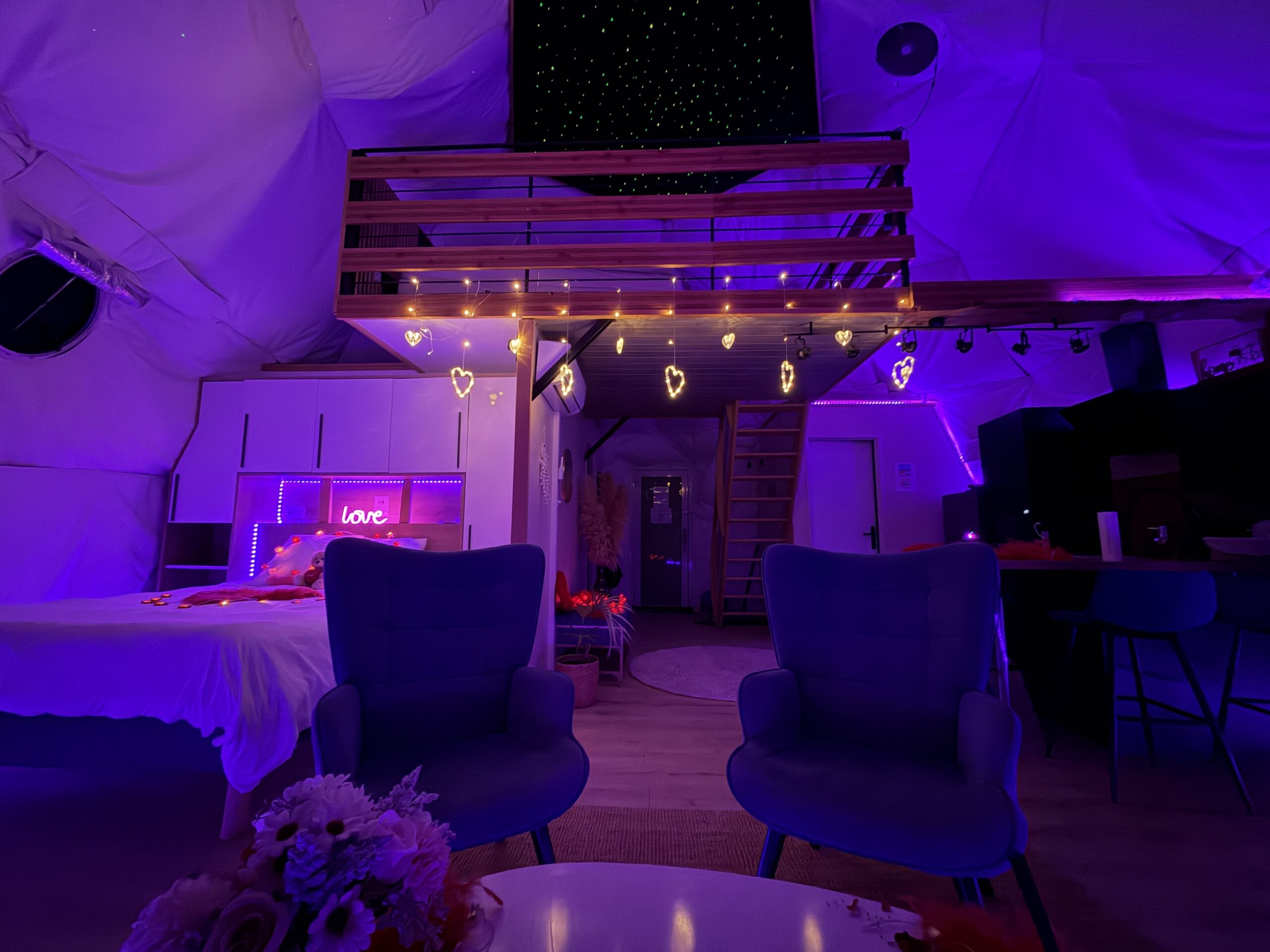 Interieur du dôme la Bulle d'amour, ambiance romantique, love room et son ciel étoilée. Occitanie - Aude