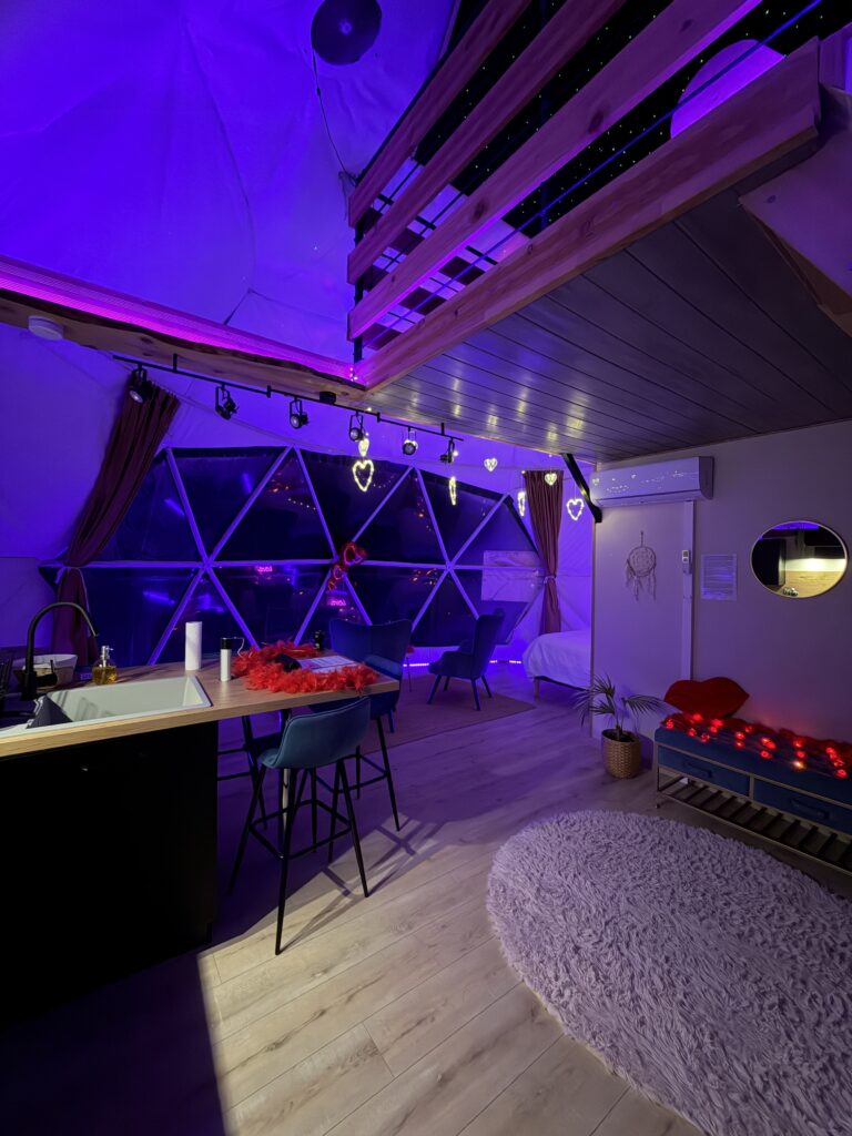 Vue intérieur du dôme la Bulle d'Amour avec sa décoration romantique, spécial wee-kend en amoureux dans l'Aude - Occitnaie