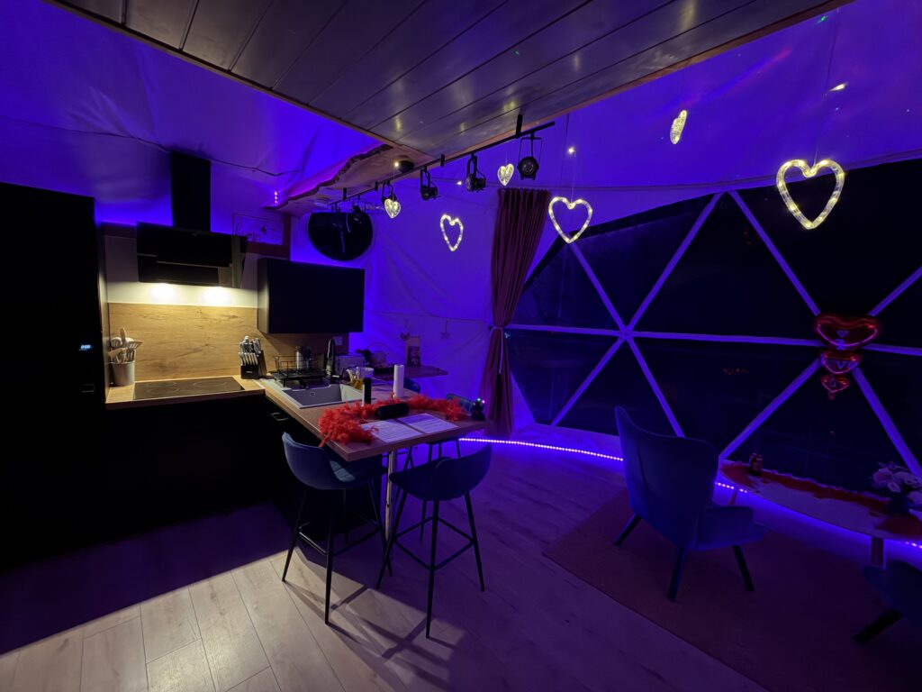 Cuisine équipée et comptoir de bar moderne à l'intérieur du dôme insolite.