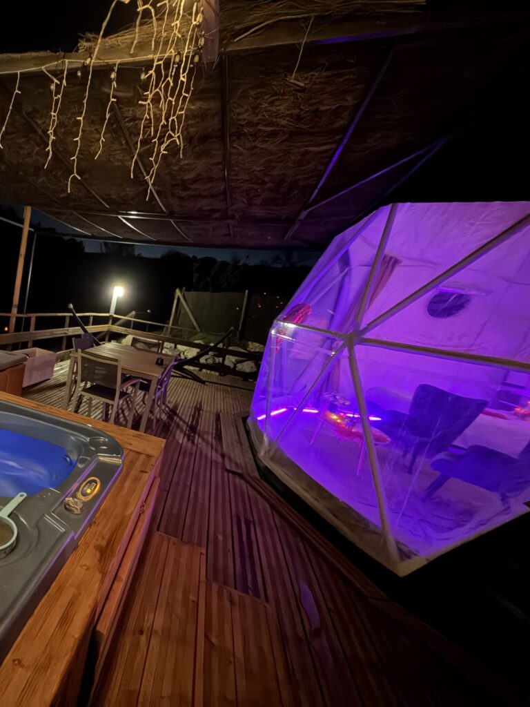Vue extérieur du dôme la Bulle d'amour, avec son éclairage de nuit, romantique, love room avec la terrasse et le spa privatif - Aude