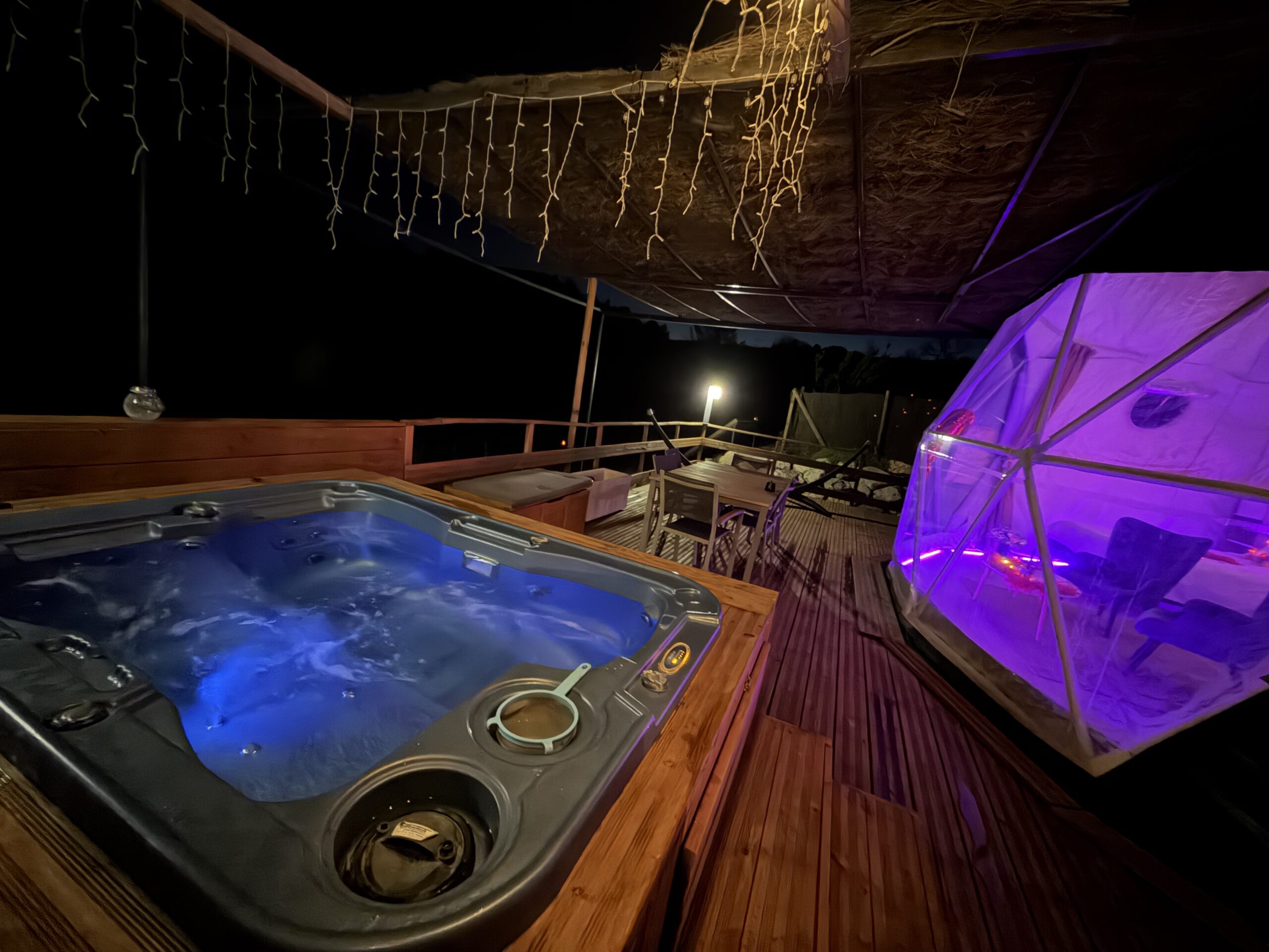 Dôme la Bulle d'Amour et sa terrasse équipée d'un spa privatif dans l'Aude. Ambiance Romantique. Love Room