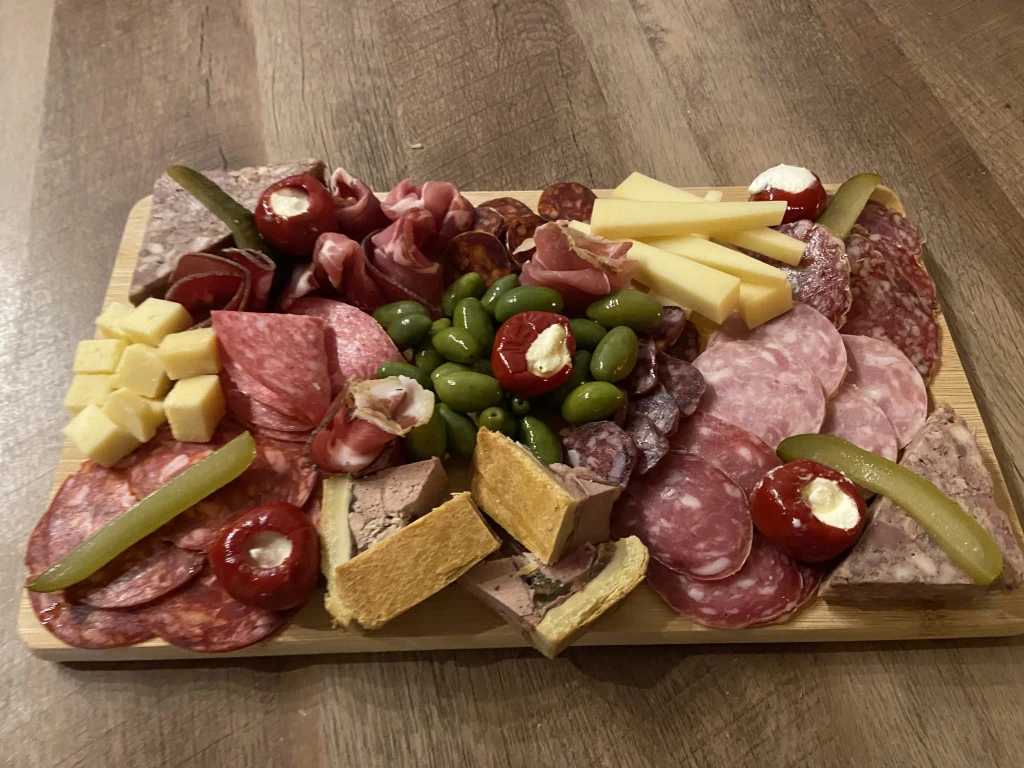 Planche de charcuterie gourmande proposée pour une soirée en couple dans un hébergement insolite en Occitanie