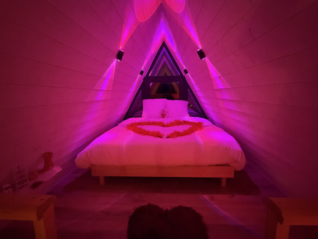 Lit douillet dans la cabane A-frame avec vue sur les Corbières, idéal pour un week-end romantique dans l'Aude.
