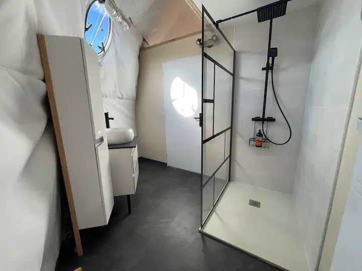 Salle d'eau moderne avec douche à l'italienne intégrée au dôme.