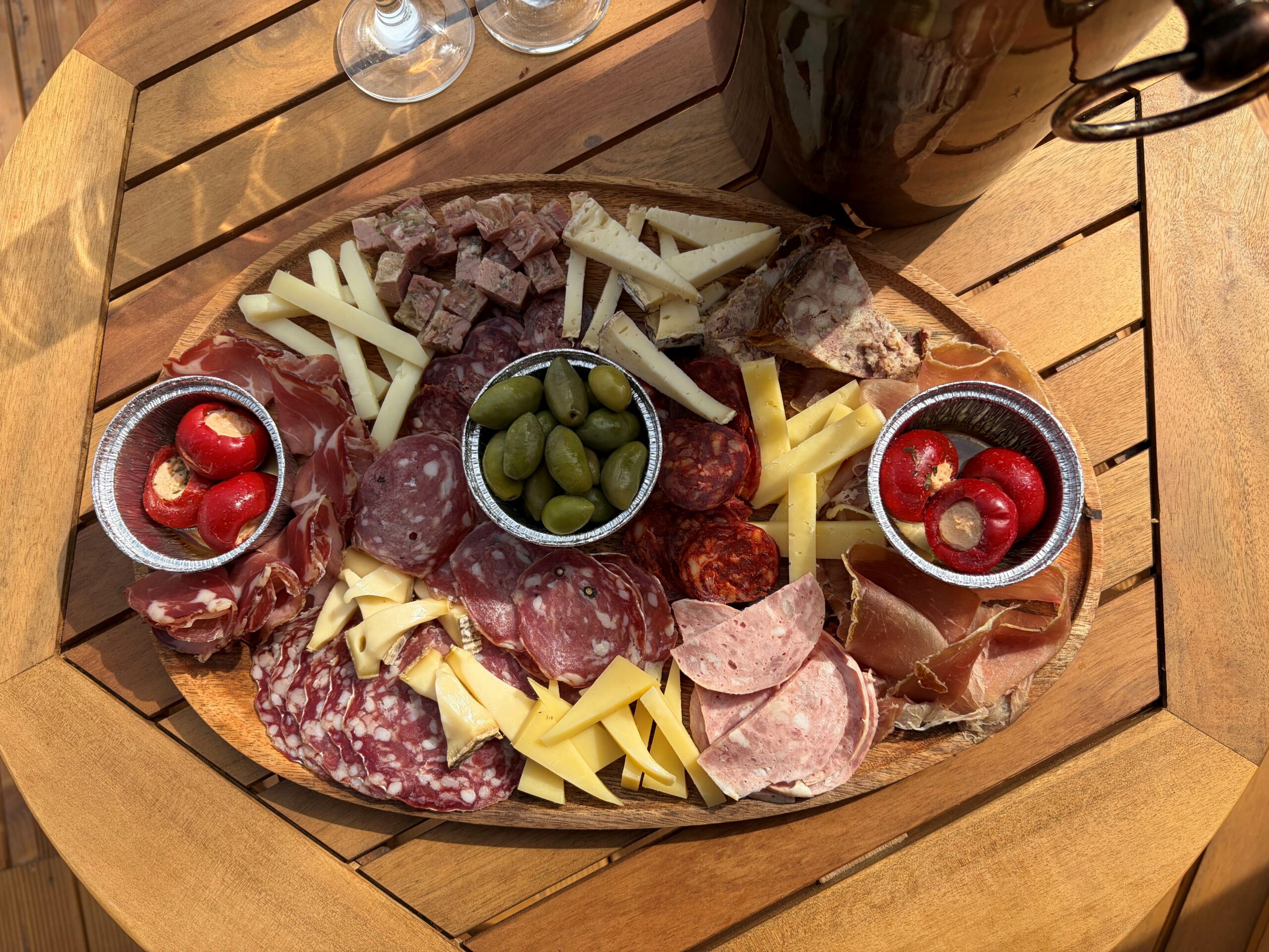 Planche gourmande de charcuterie et fromage servie dans l'A-frame ou le Dôme