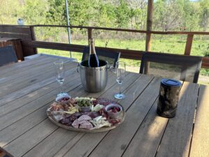 Bouteille de champagne Nicolas Feuillate servi dans un sceau - Le secret des cigales