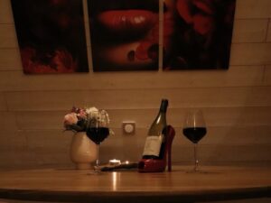 Bouteille de vin rouge, blanc ou rosé servis dans votre hébergements insolites - Occitanie