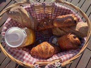 Petit déjeuner servi dans son panier directement dans les hébergements insolites